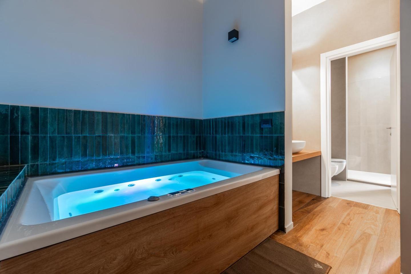 Deluxe Double Room Bath,1615905783:JPEG